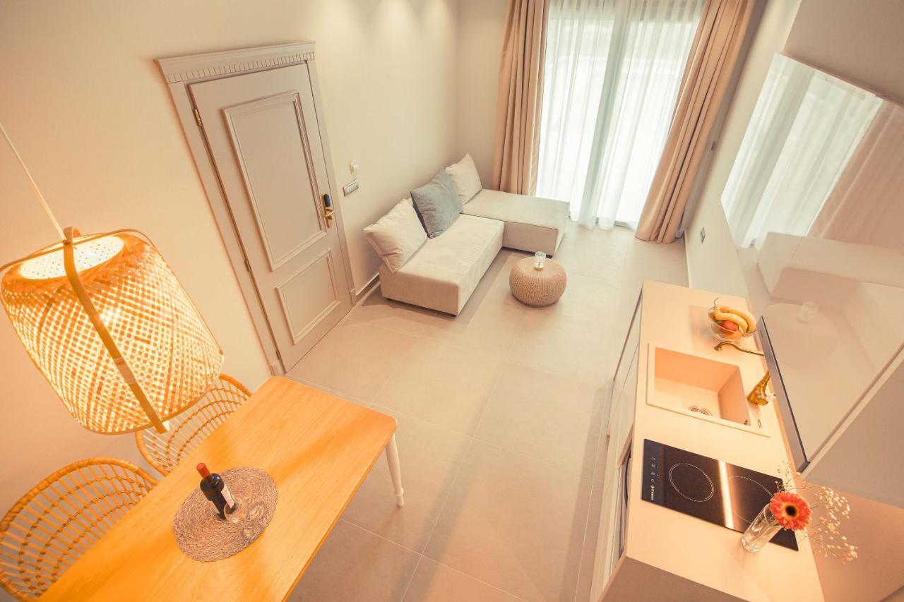 Io Luxury Pool & Hot Tub Suites Preveza Eksteriør billede
